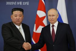 الرئيس الروسي فلاديمير بوتين يصافح الزعيم الكوري الشمالي كيم جونغ أون خلال اجتماع في قاعدة فوستوشني الفضائية في منطقة أمور أقصى الشرق - روسيا (رويترز)