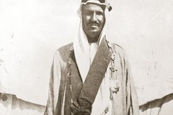 الملك عبد العزيز وكفاحه وتأسيسه للدولة السعودية الثالثة ألهمت الشعراء إلى مديحه بما قدمه للأمة (غيتي)