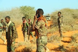أفراد من الجيش الصومالي خلال عملية تمشيط (حساب القوات الصومالية على منصة «إكس»)