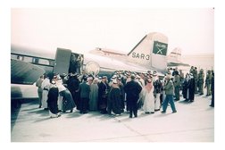 الملك عبد العزيز يعد نزوله من الداكوتا في إحدى رحلاته الجوية  (متحف صقر الجزيرة)