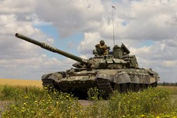 دبابة تابعة للقوات الروسية تسير في الجزء الذي تسيطر عليه موسكو من منطقة زابوريجيا بأوكرانيا (رويترز)