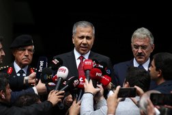 وزير الداخلية التركي علي يرلي كايا خلال حديثه للصحافيين أمام وزارة الداخلية (رويترز)