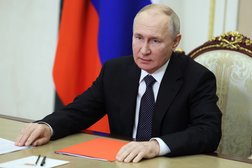 الرئيس الروسي فلاديمير بوتين يترأس اجتماعاً عبر الفيديو في الكرملين بموسكو (أ.ب)