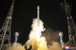 عملية إطلاق قمر التجسس العسكري الكوري الشمالي «ماليغيونغ-1» إلى مداره (أ.ب)