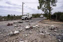 قوات حفظ السلام التابعة للأمم المتحدة تقوم بدورية بجوار منزل مدمر على الجانب اللبناني من الحدود اللبنانية الإسرائيلية (أ.ب)