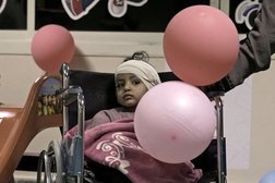 طفلة فلسطينية تُسمى نور تتلقى الرعاية بعد إصابتها جراء القصف في غزة في مستشفى العريش بمصر (أ.ب)