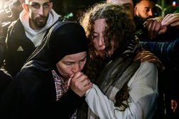 أقارب الناشطة عهد التميمي يستقبلونها بعد إطلاق سراحها مع سجناء فلسطينيين من السجون الإسرائيلية مقابل رهائن إسرائيليين تحتجزهم «حماس» في غزة (أ.ف.ب)