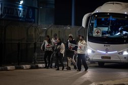 حافلة تابعة للصليب الأحمر خارج سجن عوفر العسكري الإسرائيلي (ا.ف.ب)
