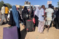 سكان يغادرون منازلهم في جنوب العاصمة السودانية الخرطوم وسط قتال بين الجيش وقوات «الدعم السريع» (رويترز)