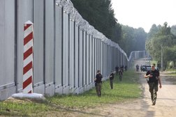 عناصر حرس الحدود البولندية يجوبون جدار الشريط على الحدود البيلاروسية (أ.ب)