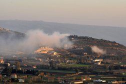 الدخان يتصاعد عند الحدود الجنوبية نتيجة القصف الإسرائيلي (أ.ف.ب)