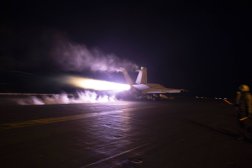صورة نشرتها البحرية الأميركية لمقاتلة تشارك في عمليات ضد أهدف حوثية (أرشيفية - إ.ب.أ)