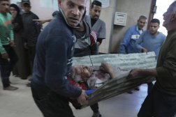 نقل الفلسطينيين المصابين في القصف الإسرائيلي لقطاع غزة إلى مستشفى «شهداء الأقصى» في دير البلح (أ.ب)