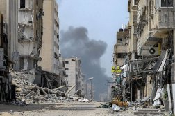 دخان القصف يتصاعد في محيط مجمع «الشفاء» في غزة (أ.ف.ب)