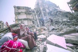 
امرأتان تجلسان وسط الركام بعد عودتهما إلى «مخيم النصيرات» بعد انسحاب الجيش الإسرائيلي وسط قطاع غزة أمس (إ.ب.أ)
