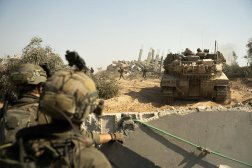 صورة نشرها الجيش الإسرائيلي في 18 أبريل 2024 تُظهر جنوداً إسرائيليين خلال عملهم في قطاع غزة وسط معارك مستمرة بين إسرائيل وحركة «حماس» (أ.ف.ب)