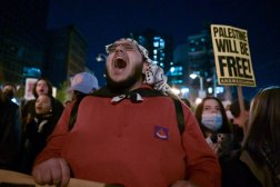 المتظاهرون يهتفون بالقرب من قاعة المدينة بعد حضور احتلال في جامعة نيويورك للاحتجاج على الحرب في غزة (رويترز)