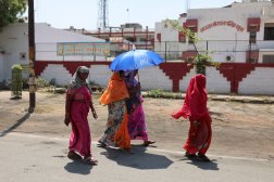 ناخبات يحتمين من الحرارة بعد إدلائهن بأصواتهن في أوتار براديش، الجمعة (رويترز)