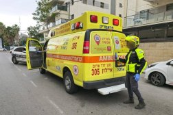 سيارة إسعاف إسرائيلية نقلت المصابة في عملية طعن بالرملة (نجمة داود الحمراء على منصة إكس)