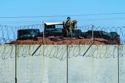 جندي تركي خلف الخط الحدودي مع سوريا خلال دورية تركية روسية في ريف الحسكة يوليو 2021 (أ.ف.ب)