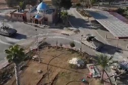 مَركبات عسكرية إسرائيلية في الجانب الغزاوي من معبر رفح بجنوب قطاع غزة في لقطة مأخوذة من مقطع فيديو نُشر في 7 مايو 2024 (رويترز)