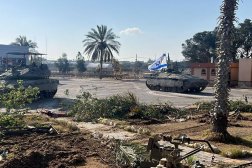 آليات إسرائيلية في الجانب الفلسطيني من معبر رفح اليوم (الجيش الإسرائيلي- رويترز)
