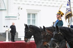 الرئيس فلاديمير بوتين يستعرض الحرس الرئاسي بعد ادائه القسم لبدء ولايته الخامسة في قصر الكرملين الكبير أمس (رويترز)