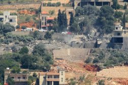 فرق الإسعاف في موقع منزل استهدفته غارة إسرائيلية في بلدة الخيام بجنوب لبنان (أ.ف.ب)