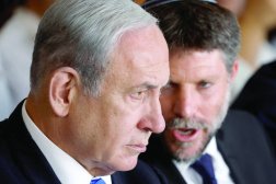 وزير المال الإسرائيلي بتسلئيل سموتريتش ورئيس الوزراء بنيامين نتنياهو في أغسطس الماضي (رويترز)