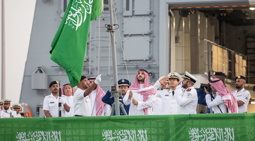 الأمير خالد بن سلمان يرفع العلم السعودي على السفينة (وزارة الدفاع)