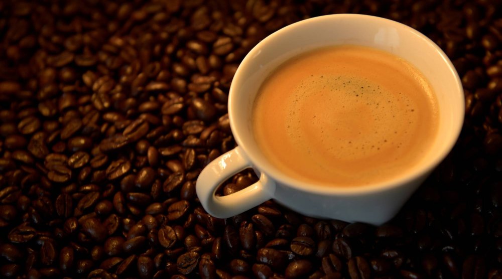 القهوة وبعض أنواع الشاي سبب رئيسي لحرقة المعدة (أرشيفية-رويترز)