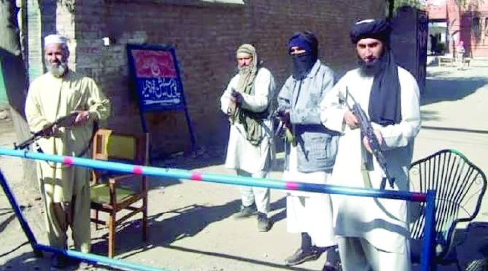 مقاتلون من «طالبان» يحرسون حاجزاً في المناطق القبلية الباكستانية (أرشيفية)