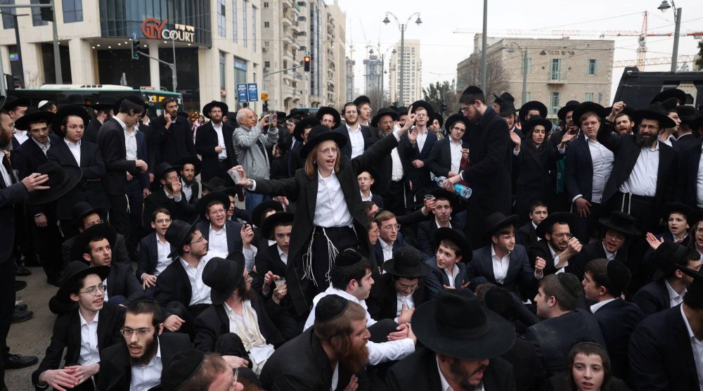 متشددون يهود يحتجون في فبراير الماضي على خطط حكومية لإلزامهم بالتجنيد العسكري (رويترز)