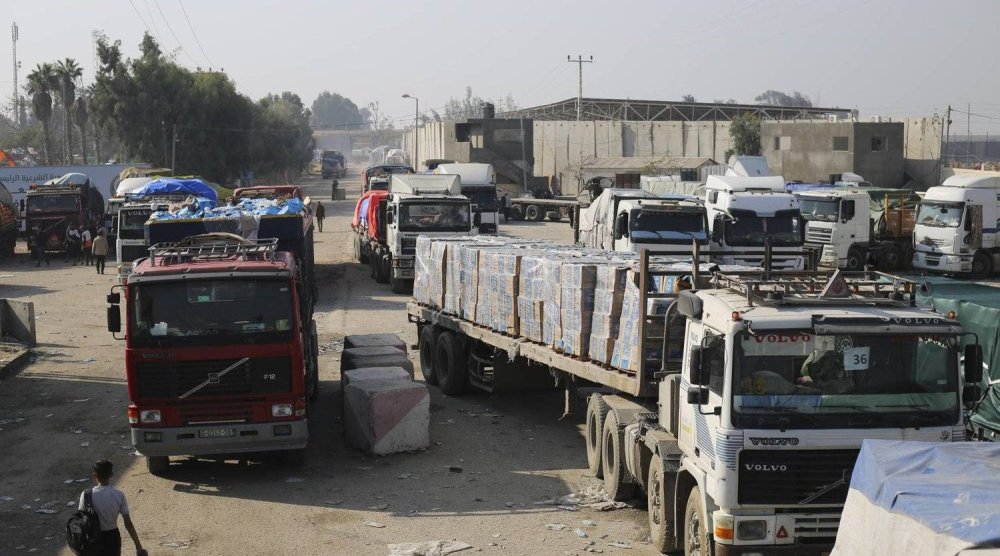 شاحنات المساعدات الإنسانية تدخل عبر معبر كرم أبو سالم من إسرائيل إلى قطاع غزة (أ.ب) 