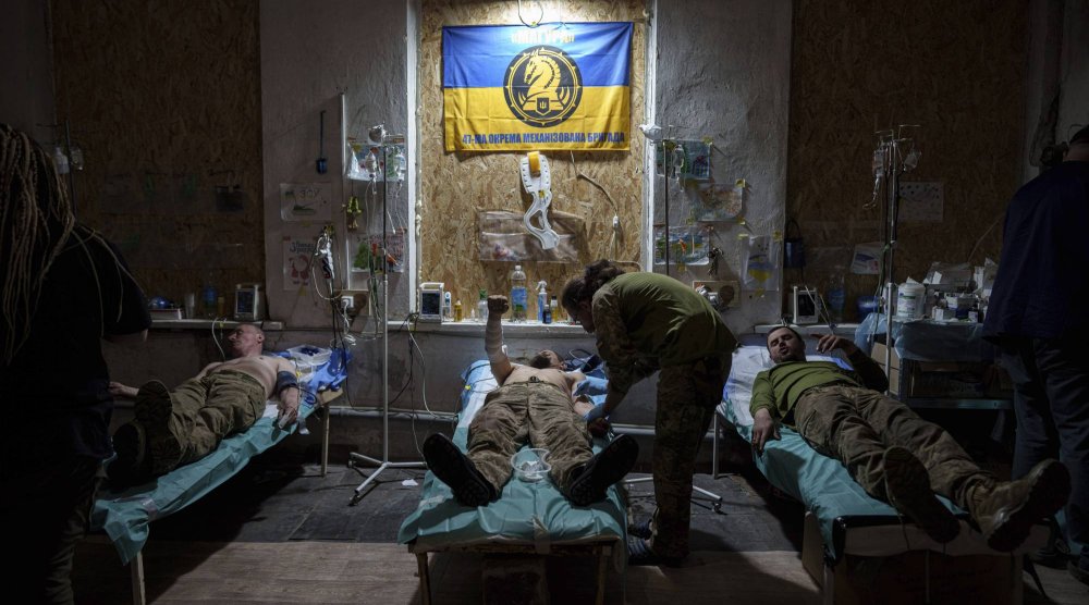 مستشفى ميداني أوكراني في خاركيف (أ.ب)