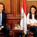 وزيرة التعاون الدولي المصرية رانيا المشاط خلال لقائها نائب رئيس شركة ألستوم الفرنسية أندى دلون في القاهرة أمس (الشرق الأوسط)