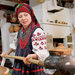 أواينا شاربان المؤرخة الأوكرانية التي تحتفظ بـ365 وصفة، وتطهو الحساء في فرن خشبي وهي ترتدي الملابس الوطنية (أ.ف.ب)