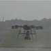 طائرة من دون طيار تحوم فوق مبنى ثم تنزل «روبوت» على السطح (يوتيوب)