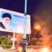 نيران تلتهم لوحة إعلانية تحمل صورة المرشد الإيراني علي خامئني في يزد وسط البلاد (تويتر)