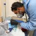 طبيب بمستشفى غريان المركزي التعليمي في ليبيا يفحص طفلاً يعاني من أعراض فيروس «التنفسي المخلوي» (إدارة المستشفى)