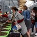 أشخاص يتسوقون في سوق للمزارعين بالعاصمة اليونانية أثينا 9 مايو 2023 (رويترز)