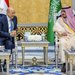 استقبال رئيس مجلس القيادة الرئاسي في اليمن رشاد محمد العليمي في جدة بعد وصوله للمشاركة في القمة العربية (أ.ف.ب)
