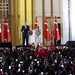 إردوغان وبجانبه زوجته أمينة يخطب بأنصاره في باحة القصر الرئاسي بأنقرة الاثنين (رويترز)