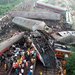 صورة تظهر عمال الإنقاذ يواصلون عمليات البحث عن ناجين جراء تصادم القطارات الثلاثة في الهند (إ.ب.أ)