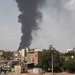 الدخان يتصاعد فوق الخرطوم مع استمرار الاشتباكات بين الجيش السوداني وقوات «الدعم السريع» (أ.ب)