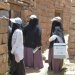 عاملات صحيات يمنيات يطرقن باب أحد المنازل لتطعيم الأطفال (الأمم المتحدة)