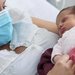 الأمهات يحتفظن بخلايا أطفالهن في أجسادهن بعد الولادة (رويترز)