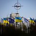 أعلام أوكرانيا والاتحاد الأوروبي في كييف الاثنين (رويترز)