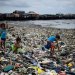 أطفال لدى خليج مانيلا يبحثون في بقايا خلفها إعصار هايما في أكتوبر 2016 (أ.ف.ب)