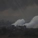 الدخان يتصاعد بعد قصف إسرائيلي في قطاع غزة (أ.ب)